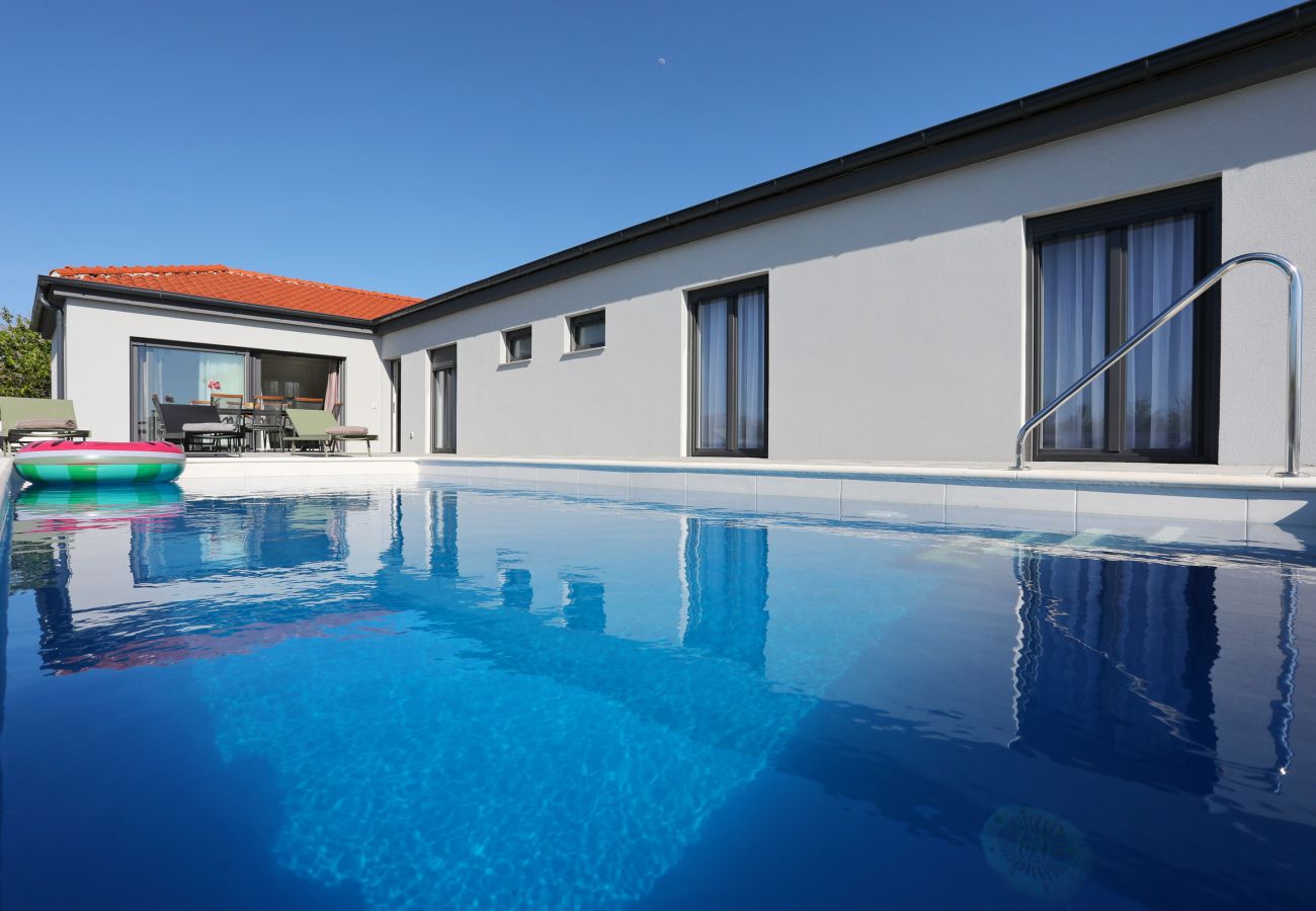 House in Vrsi - Holiday Home Casa Profonda with Pool
