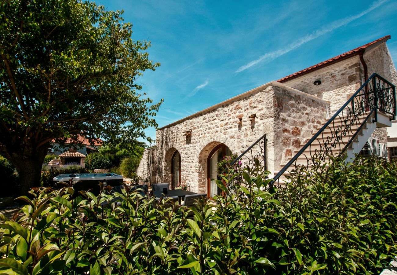 Residence in Nin - Gland Residence with Whirlpool