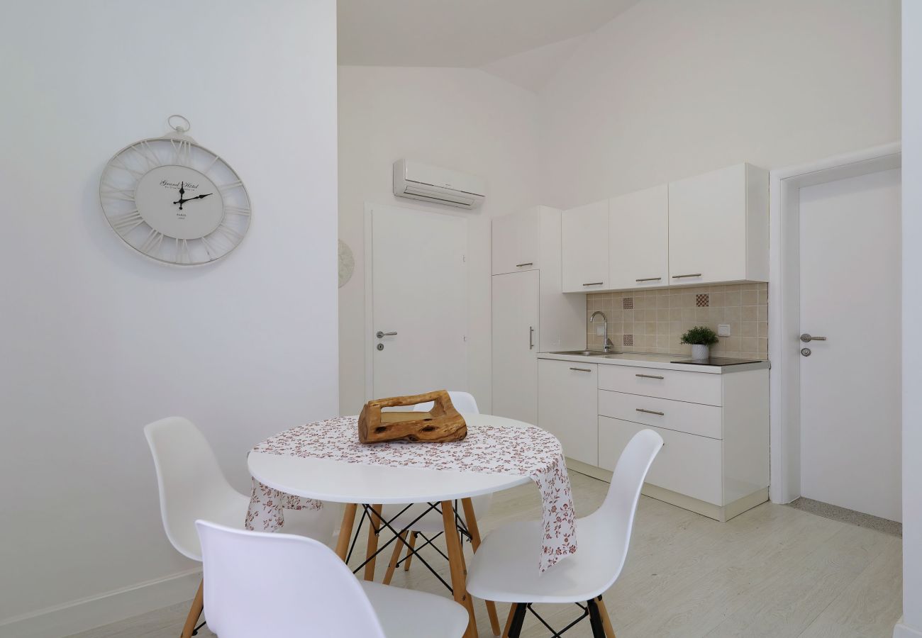 Ferienwohnung in Starigrad - Ferienwohnung Candela 4 direkt am Meer