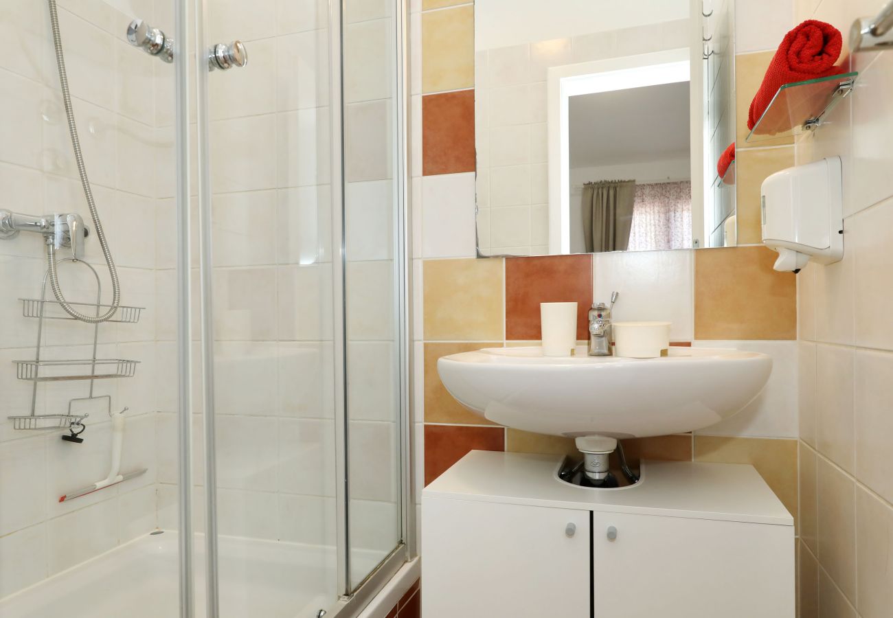 Ferienwohnung in Starigrad - Ferienwohnung Candela 4 direkt am Meer