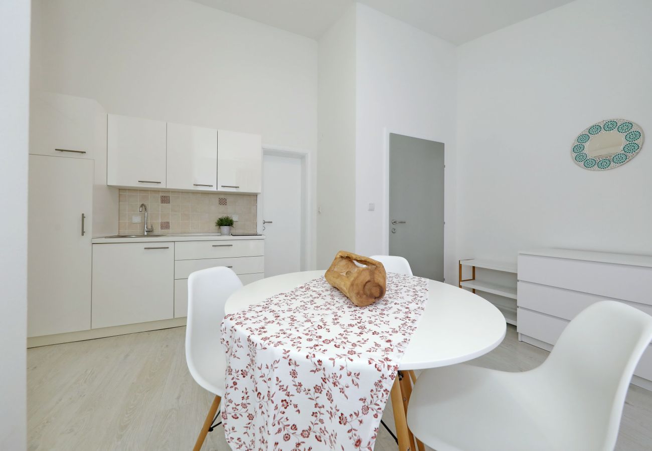 Ferienwohnung in Starigrad - Ferienwohnung Candela 4 direkt am Meer