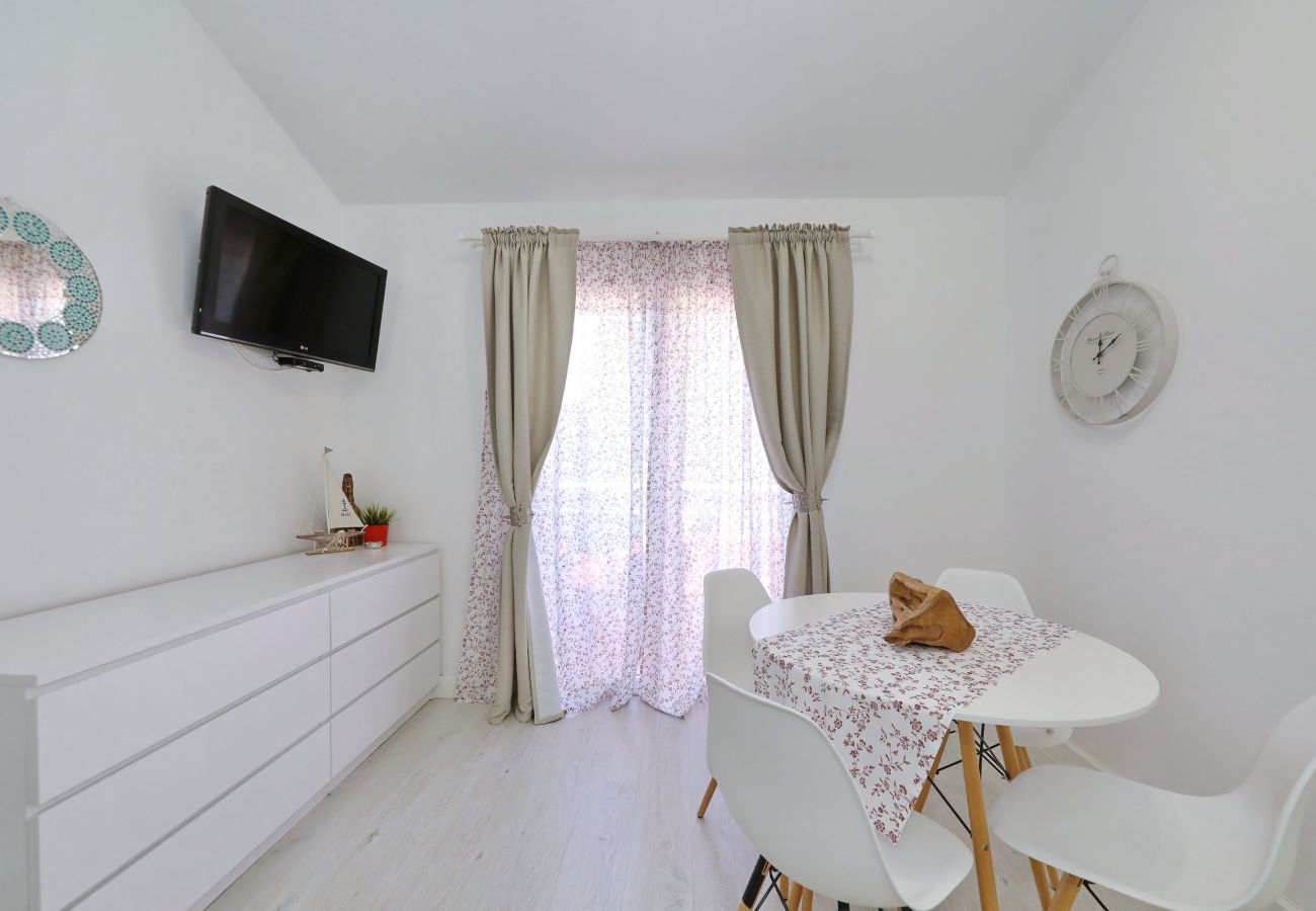 Ferienwohnung in Starigrad - Ferienwohnung Candela 4 direkt am Meer
