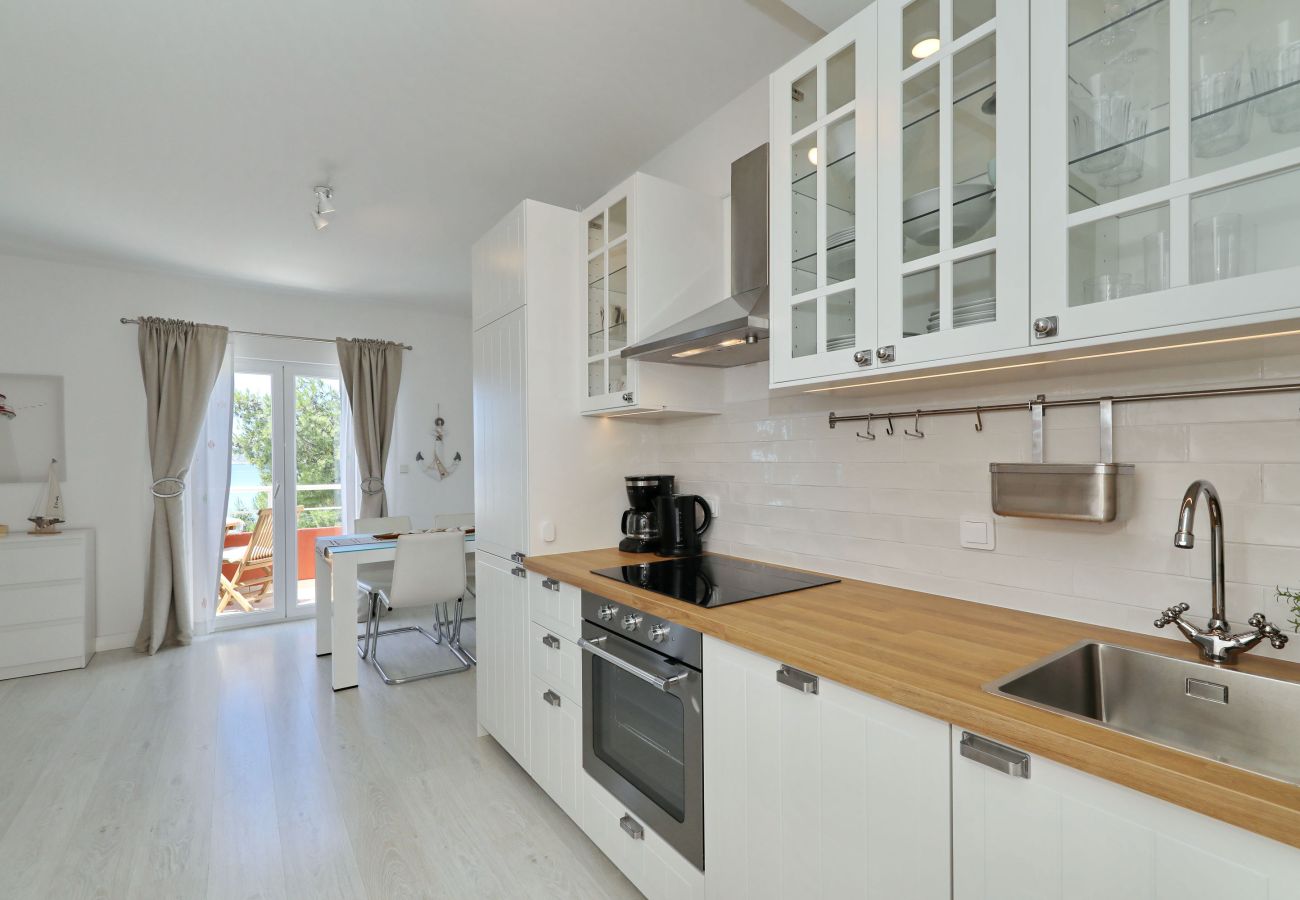 Ferienwohnung in Starigrad - Ferienwohnung Candela 6 direkt am Meer