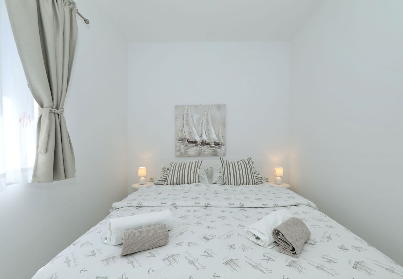 Ferienwohnung in Starigrad - Ferienwohnung Candela 6 direkt am Meer
