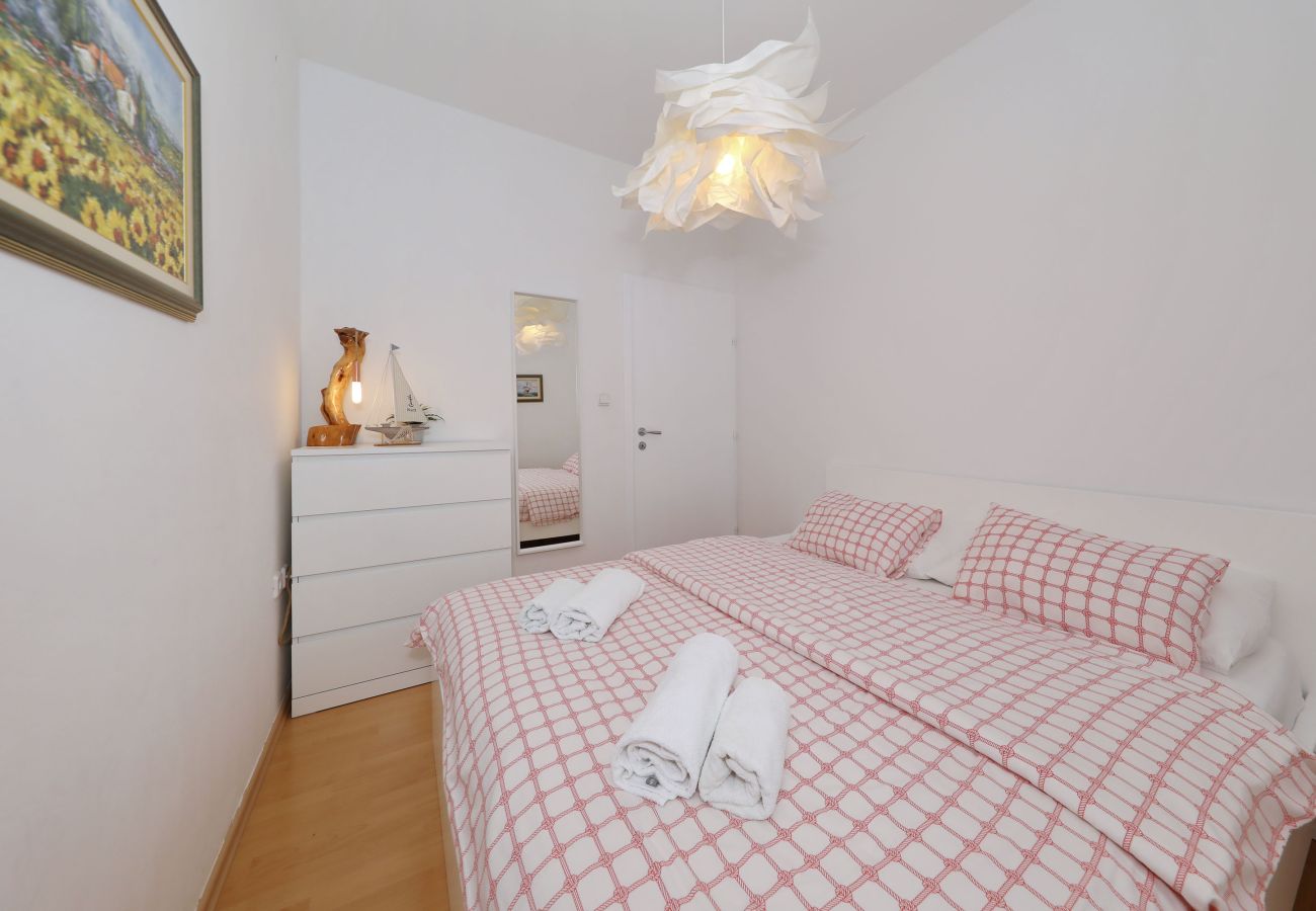 Ferienwohnung in Starigrad - Ferienwohnung Candela 1 direkt am Meer