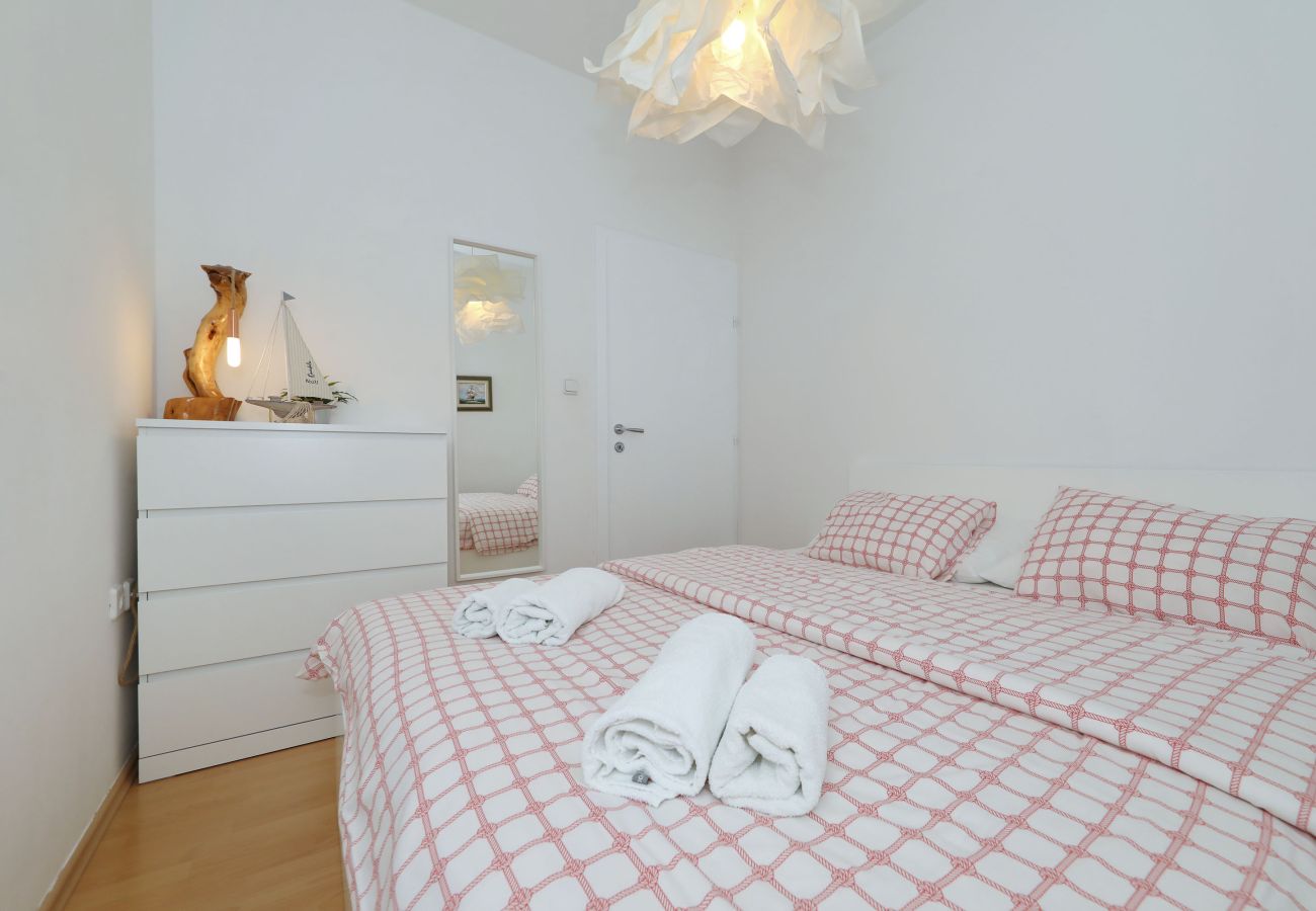 Ferienwohnung in Starigrad - Ferienwohnung Candela 1 direkt am Meer