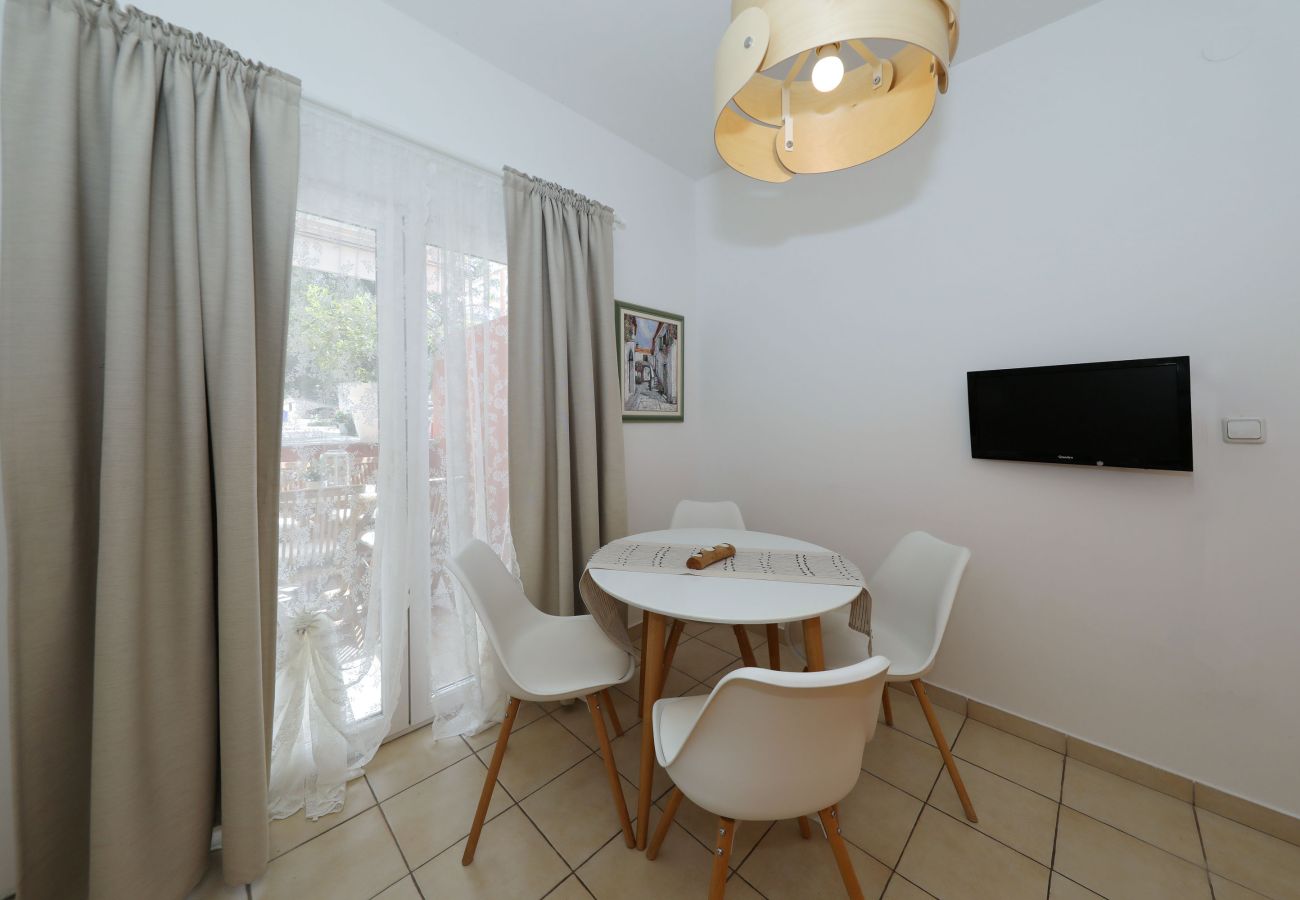 Ferienwohnung in Starigrad - Ferienwohnung Candela 1 direkt am Meer