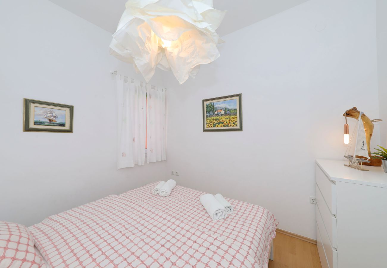 Ferienwohnung in Starigrad - Ferienwohnung Candela 1 direkt am Meer