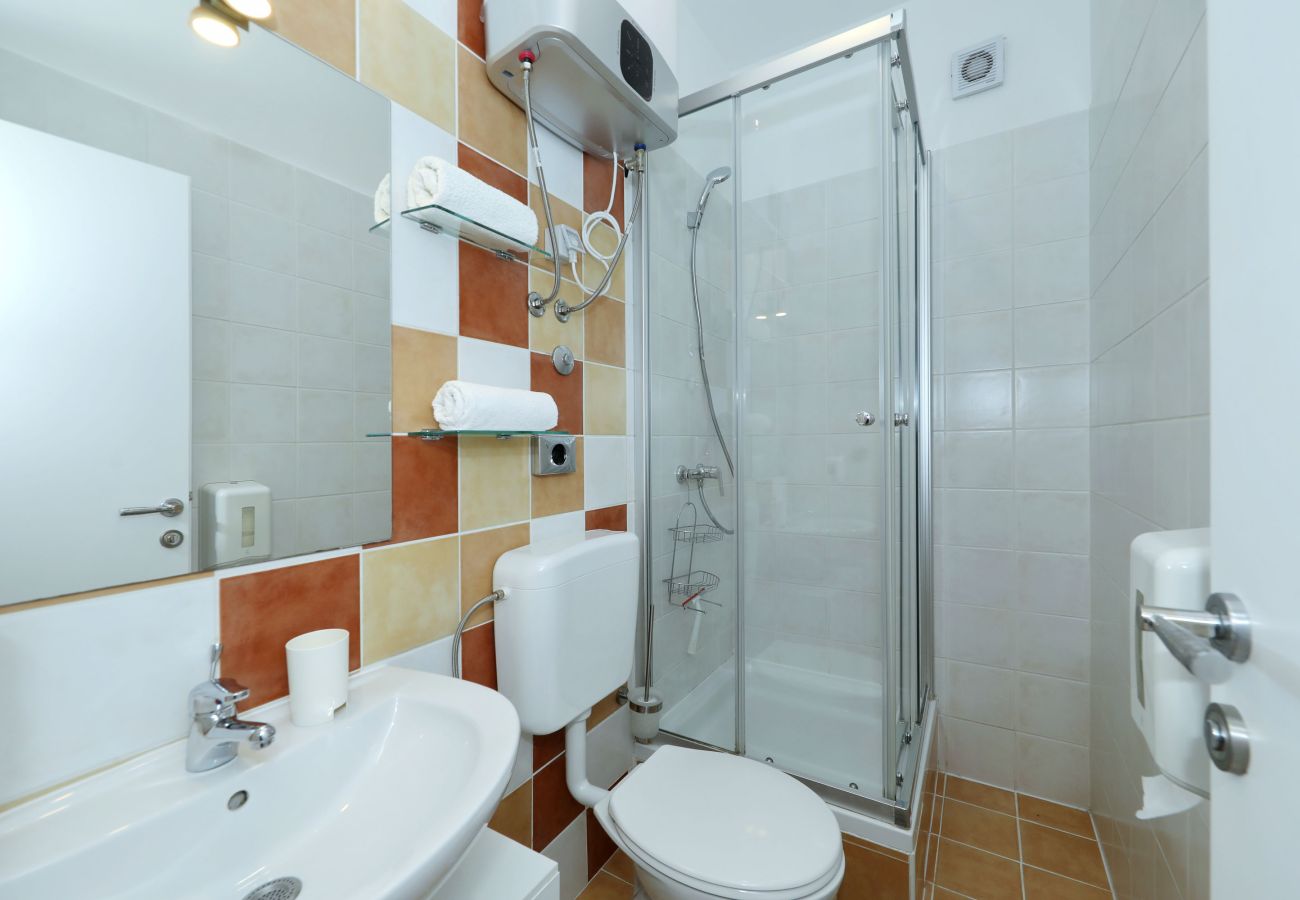 Ferienwohnung in Starigrad - Ferienwohnung Candela 1 direkt am Meer