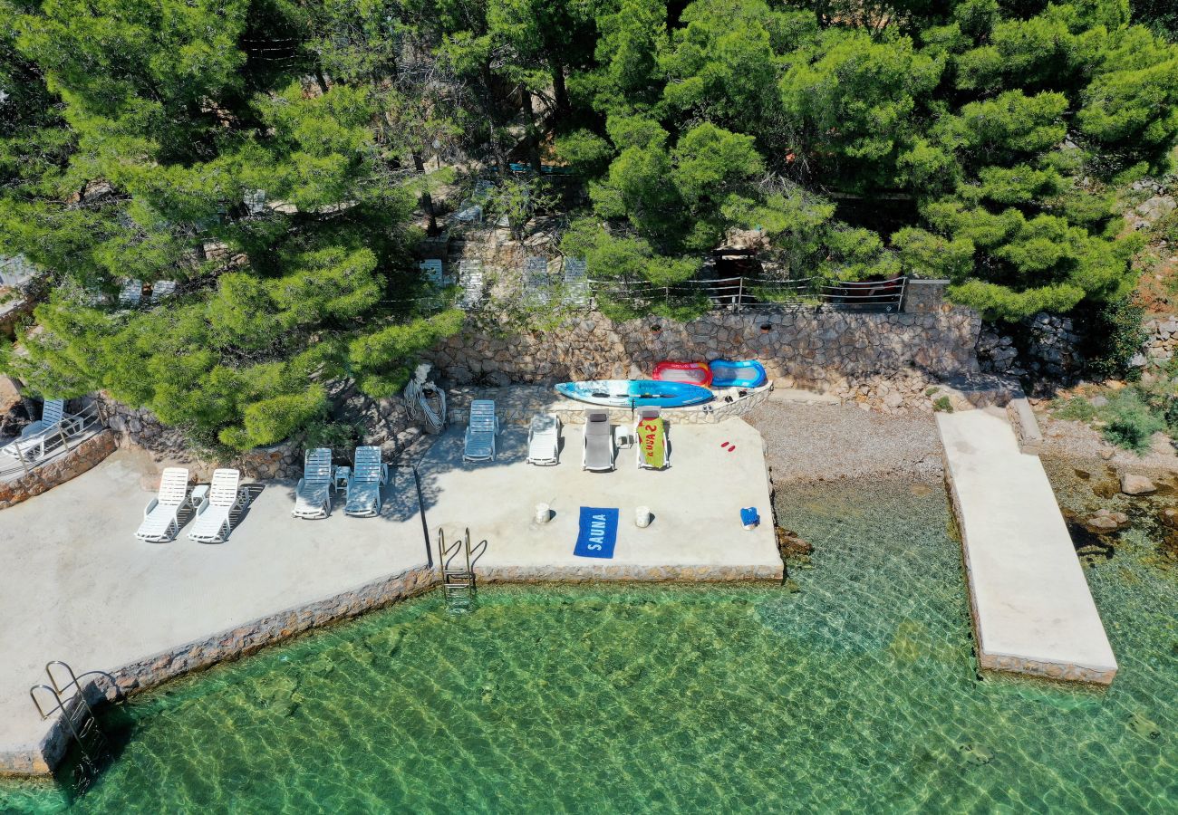 Ferienwohnung in Starigrad - Ferienwohnung Candela 1 direkt am Meer
