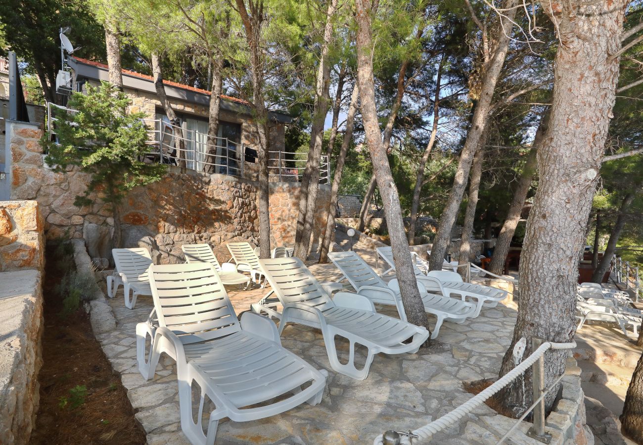 Ferienwohnung in Starigrad - Ferienwohnung Candela 2 direkt am Meer