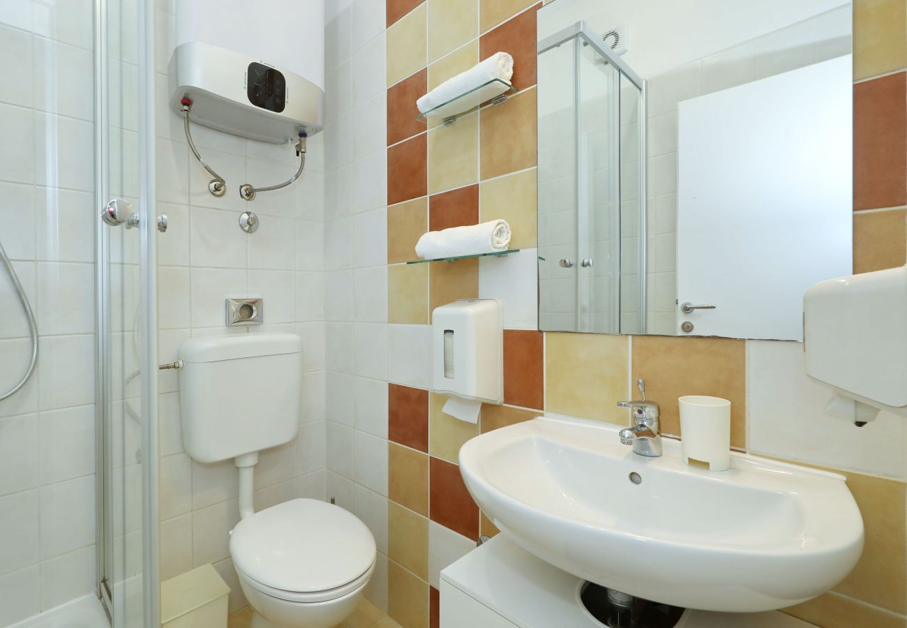 Ferienwohnung in Starigrad - Ferienwohnung Candela 2 direkt am Meer