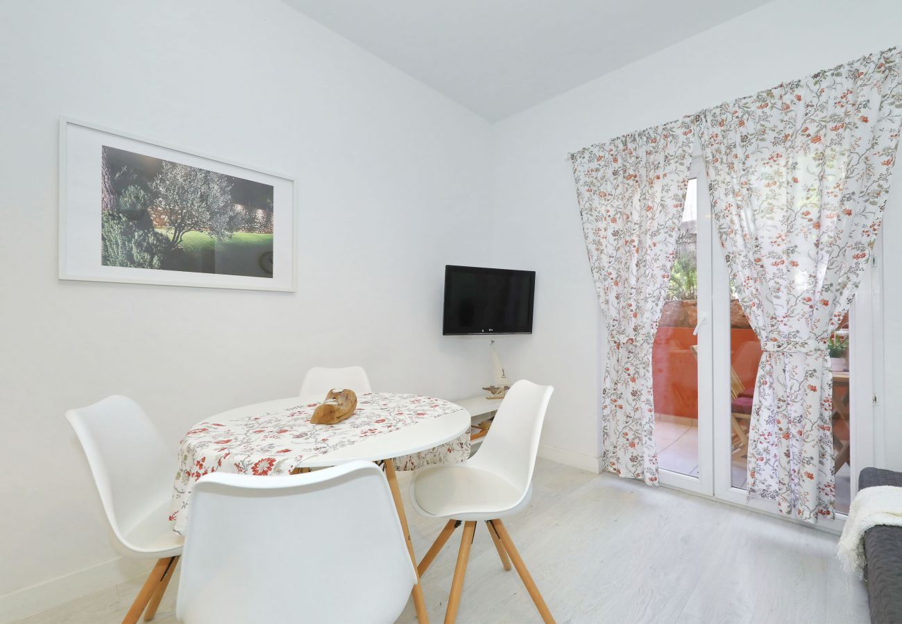 Ferienwohnung in Starigrad - Ferienwohnung Candela 2 direkt am Meer