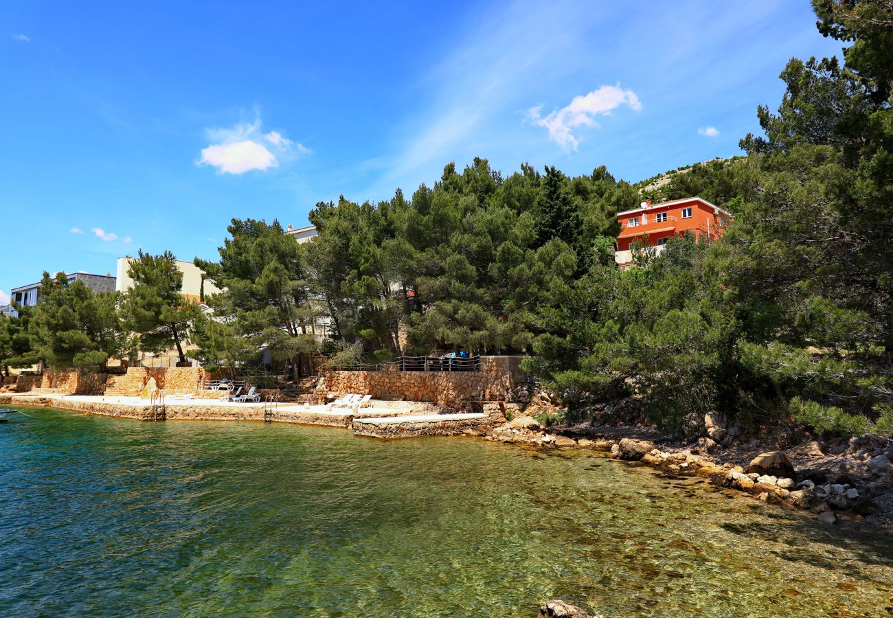 Ferienwohnung in Starigrad - Ferienwohnung Candela 3 direkt am Meer