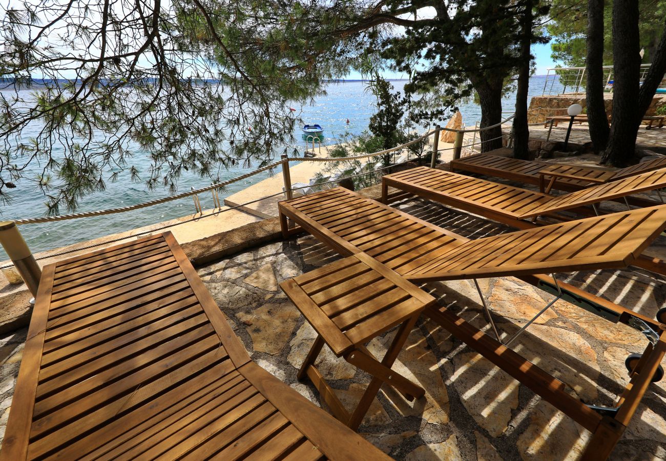 Ferienwohnung in Starigrad - Ferienwohnung Candela 3 direkt am Meer