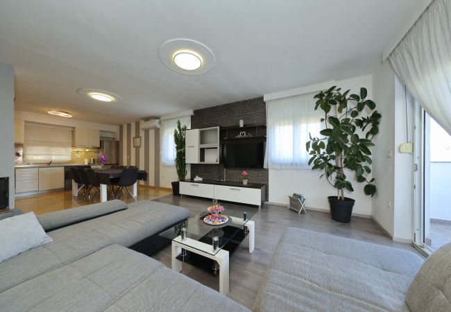 Ferienwohnung in Zadar - Ferienwohnung Anita mit Sommerküche