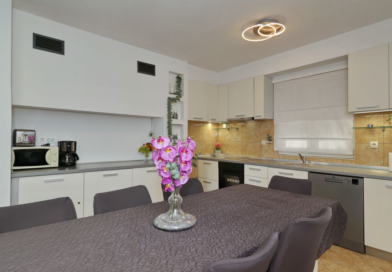 Ferienwohnung in Zadar - Ferienwohnung Anita mit Sommerküche