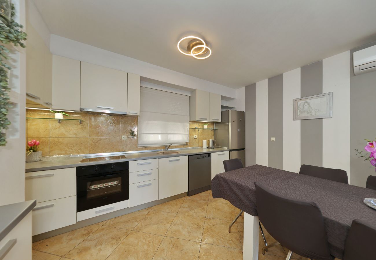 Ferienwohnung in Zadar - Ferienwohnung Anita mit Sommerküche