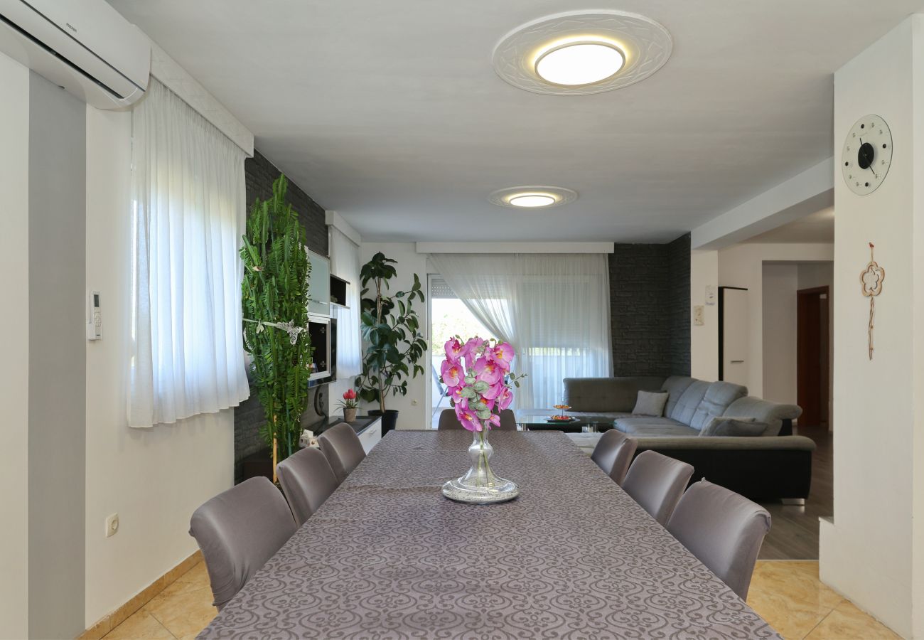 Ferienwohnung in Zadar - Ferienwohnung Anita mit Sommerküche