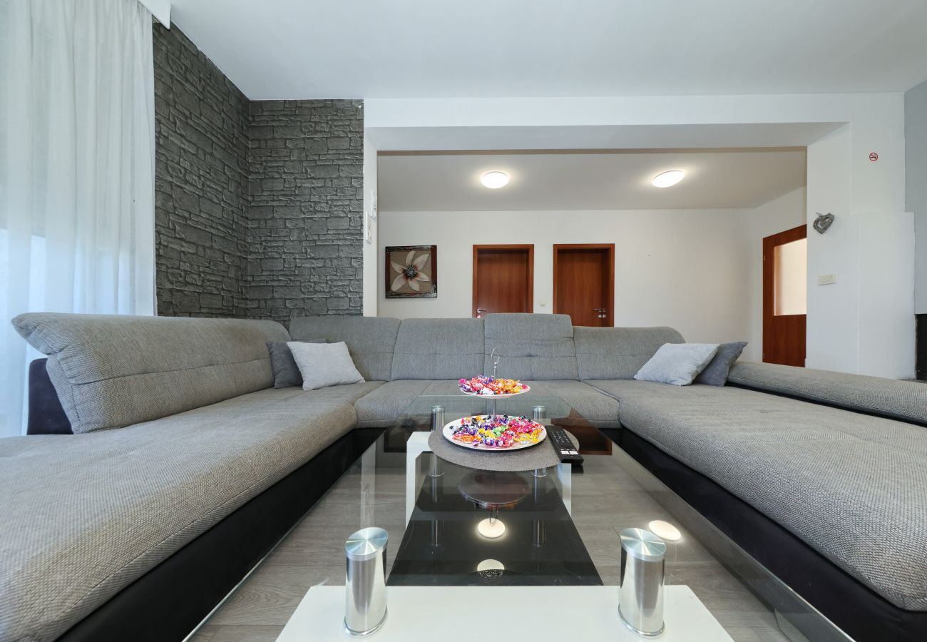 Ferienwohnung in Zadar - Ferienwohnung Anita mit Sommerküche