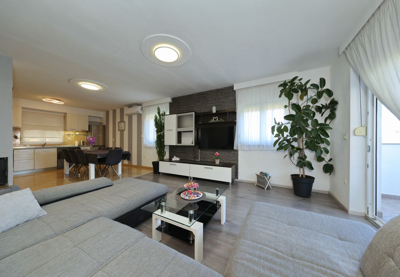 Ferienwohnung in Zadar - Ferienwohnung Anita mit Sommerküche