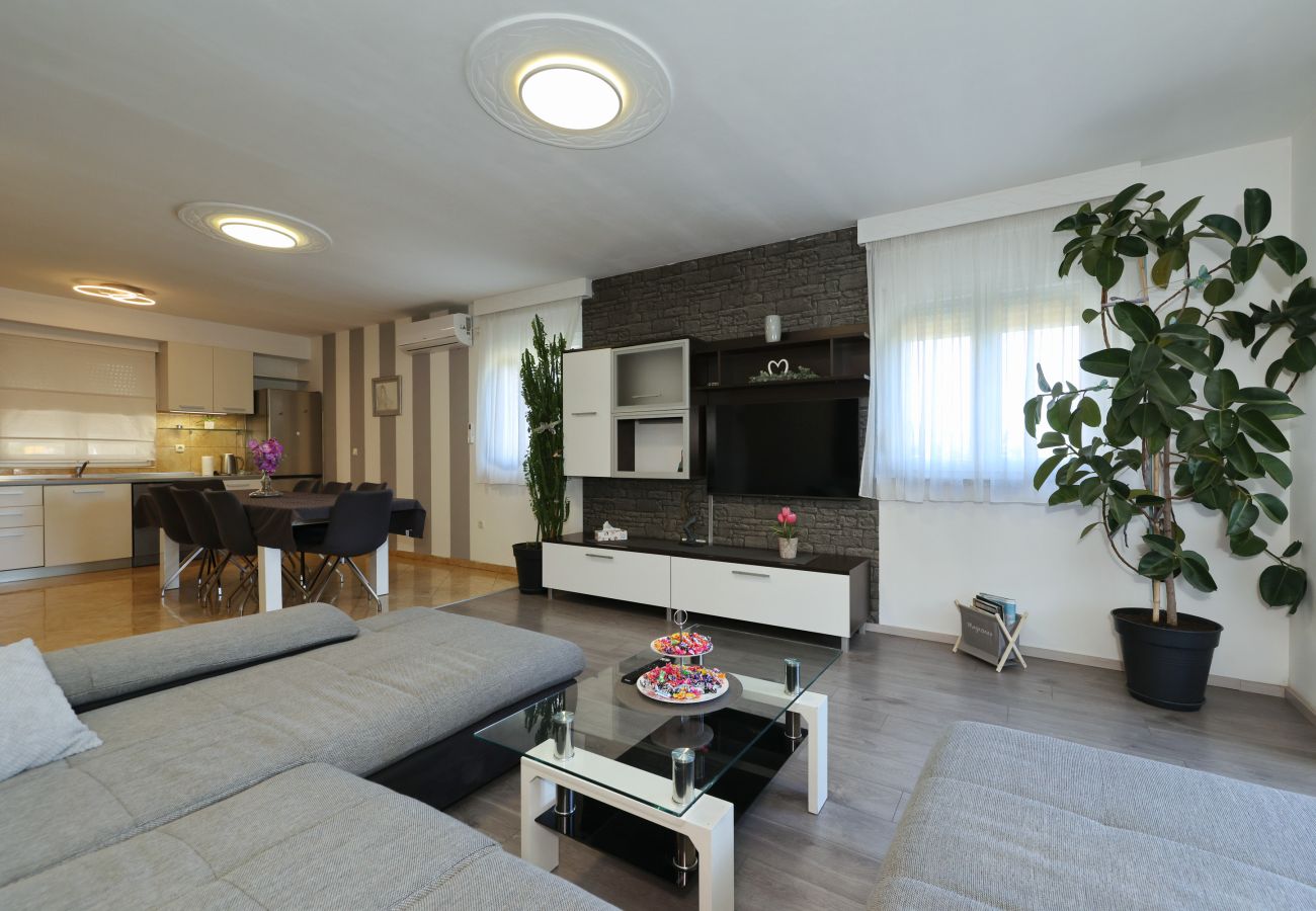 Ferienwohnung in Zadar - Ferienwohnung Anita mit Sommerküche