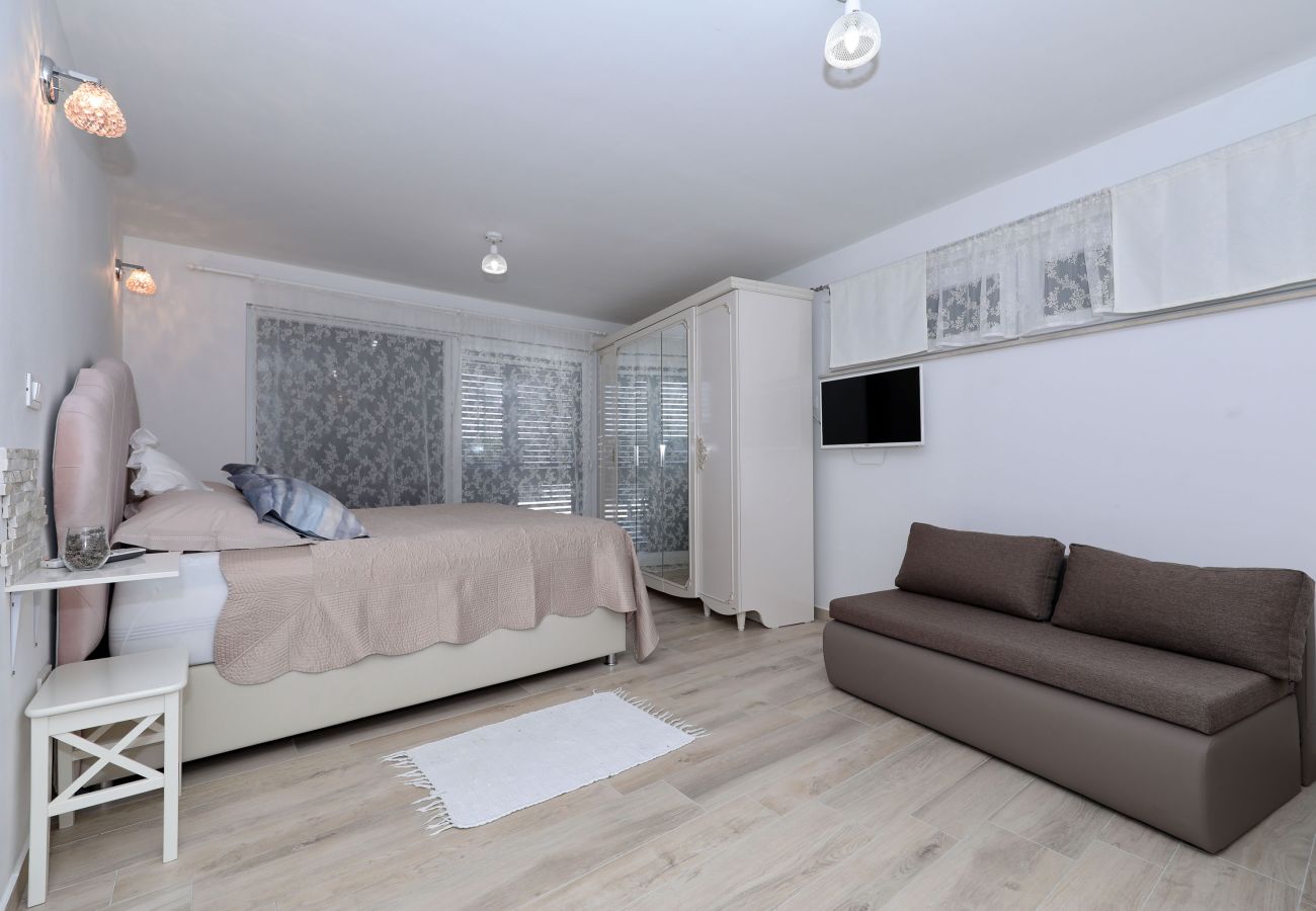 Villa in Sveti Filip i Jakov - Villa Azuro mit beheiztem Pool
