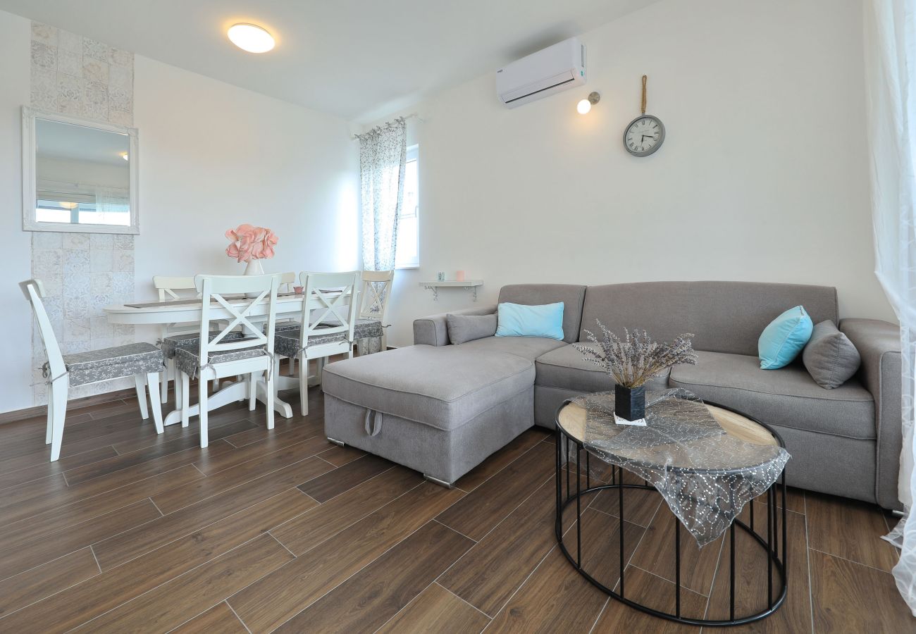Villa in Sveti Filip i Jakov - Villa Azuro mit beheiztem Pool