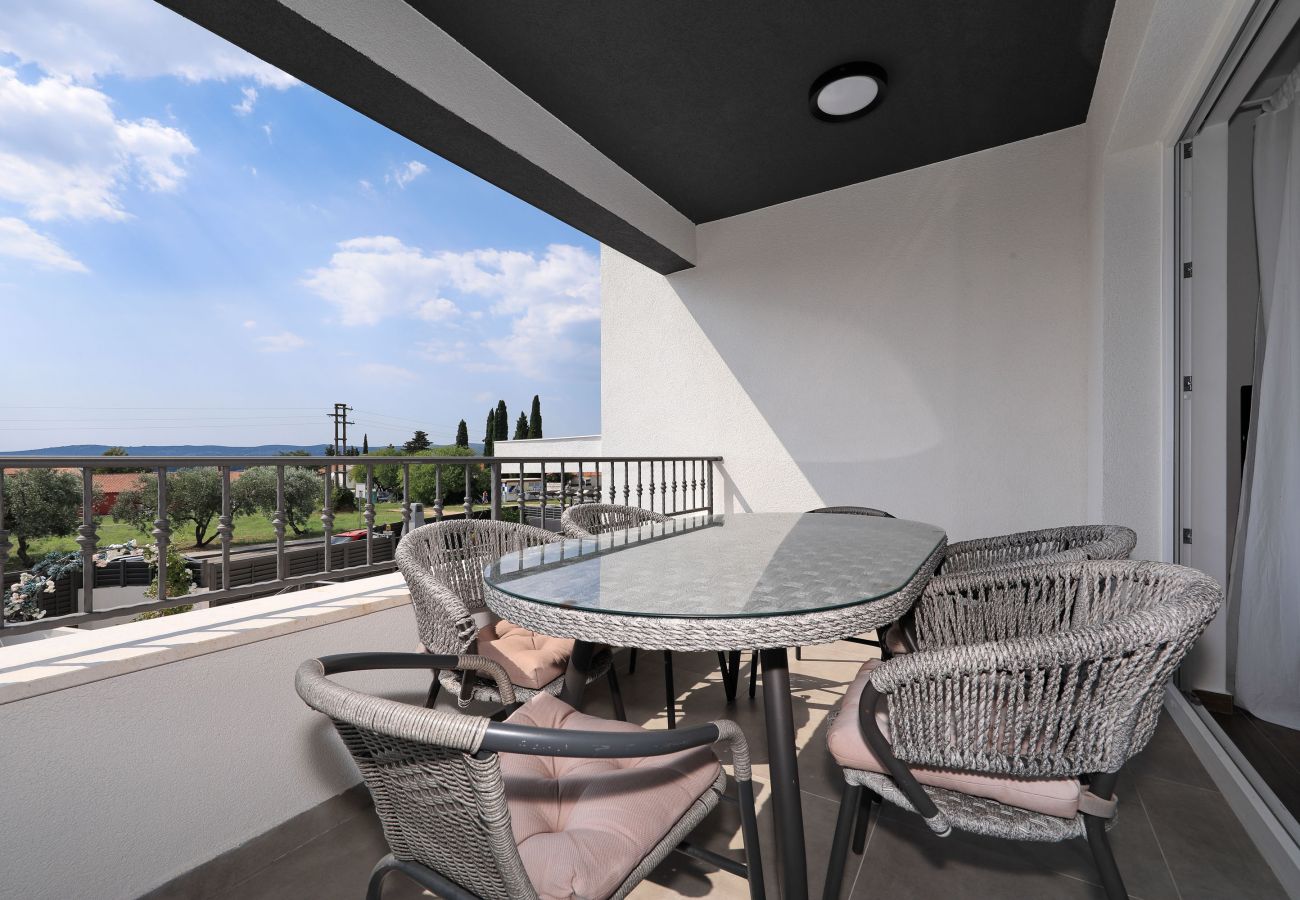 Villa in Sveti Filip i Jakov - Villa Azuro mit beheiztem Pool