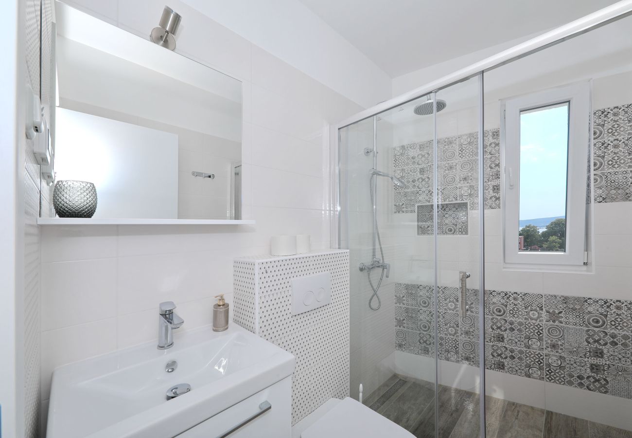 Villa in Sveti Filip i Jakov - Villa Azuro mit beheiztem Pool