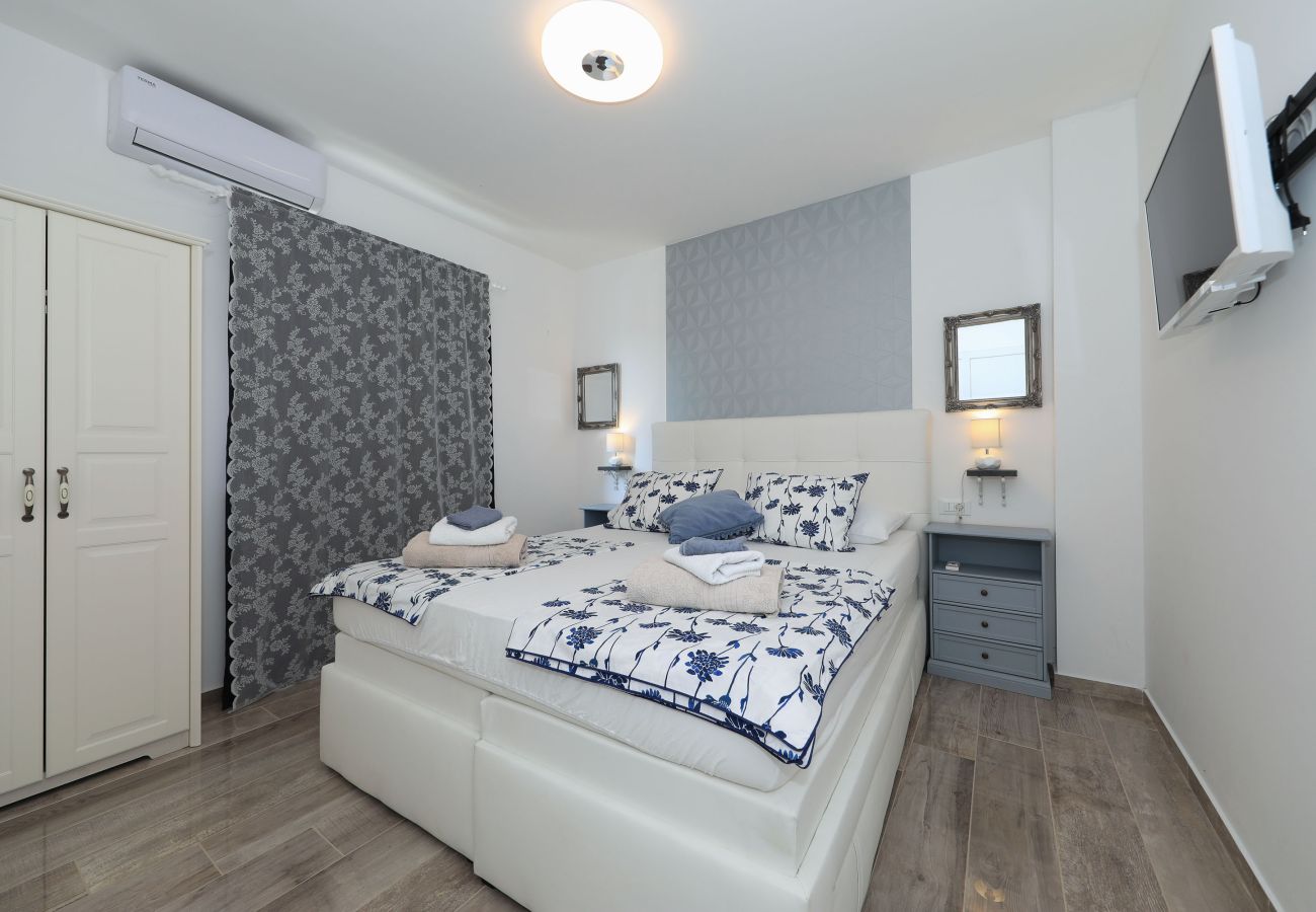 Villa in Sveti Filip i Jakov - Villa Azuro mit beheiztem Pool