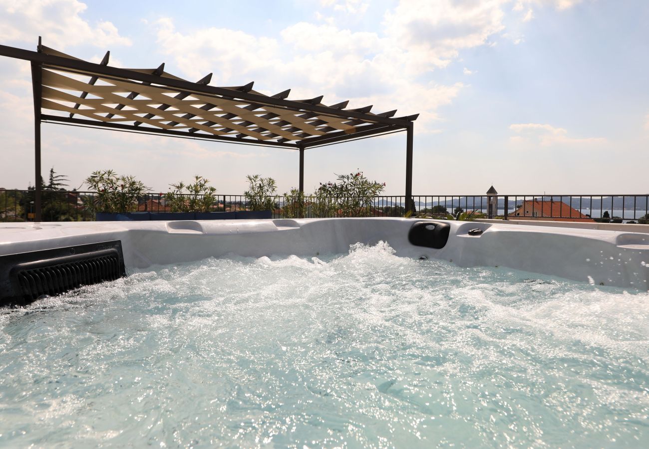 Villa in Sveti Filip i Jakov - Villa Azuro mit beheiztem Pool