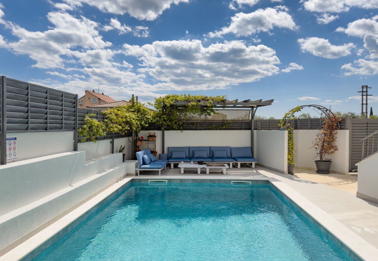 Villa in Sveti Filip i Jakov - Villa Azuro mit beheiztem Pool