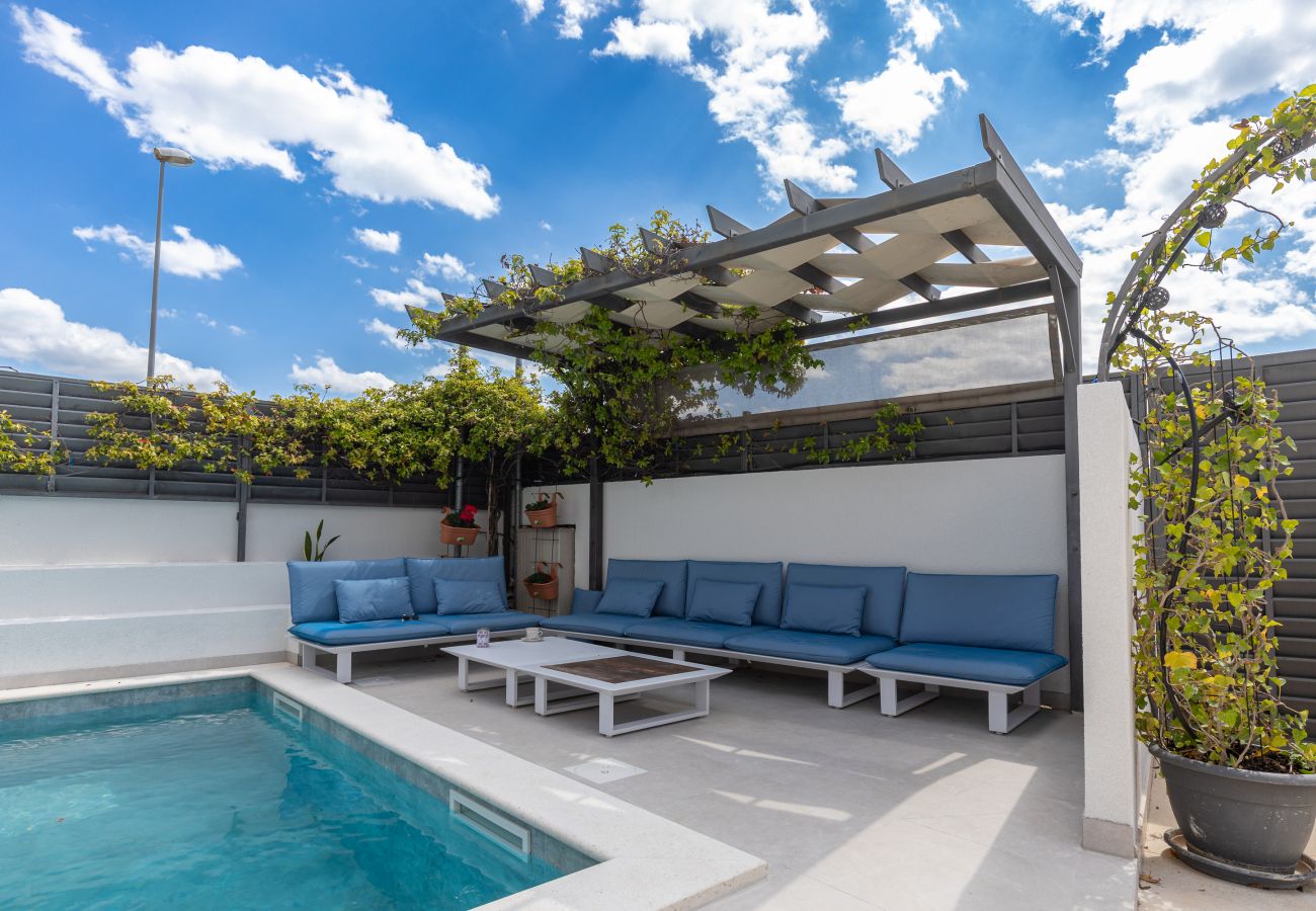 Villa in Sveti Filip i Jakov - Villa Azuro mit beheiztem Pool