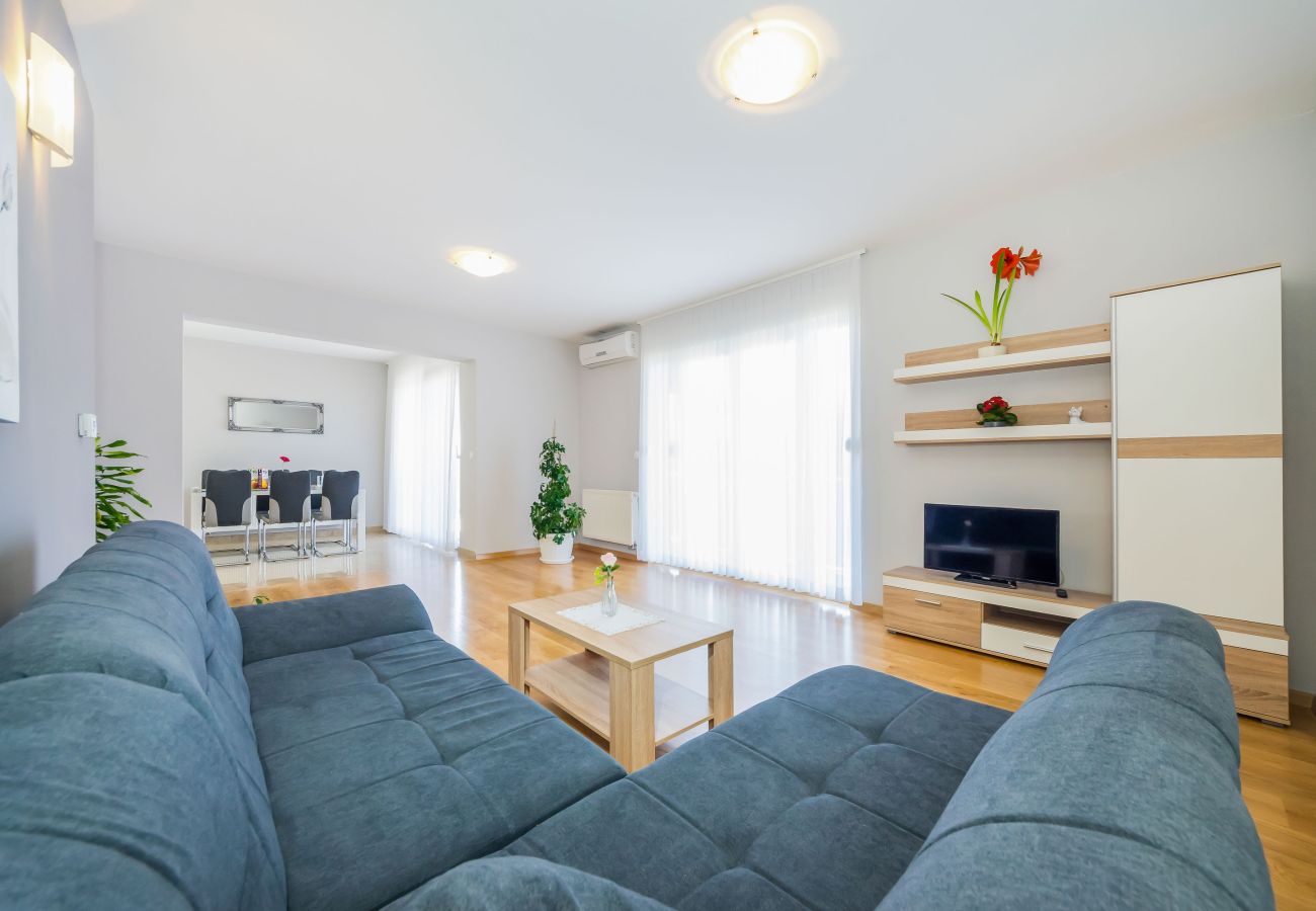 Ferienwohnung in Zadar - Ferienwohnung Goga 1 mit Gemeinschaftspool