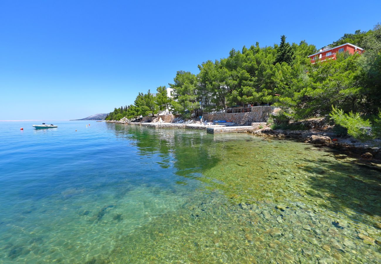 Ferienwohnung in Starigrad - Ferienwohnung Candela 5 direkt am Meer