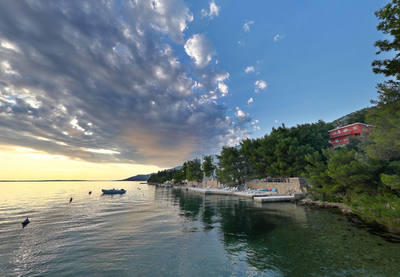 Ferienwohnung in Starigrad - Ferienwohnung Candela 5 direkt am Meer