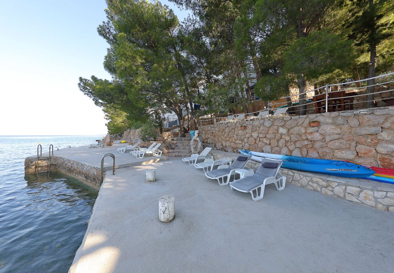 Ferienwohnung in Starigrad - Ferienwohnung Candela 5 direkt am Meer