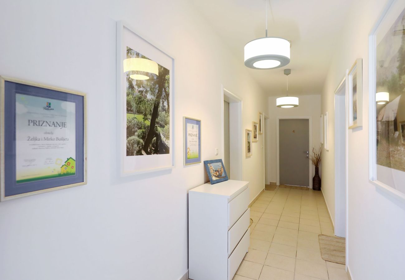 Ferienwohnung in Starigrad - Ferienwohnung Candela 5 direkt am Meer