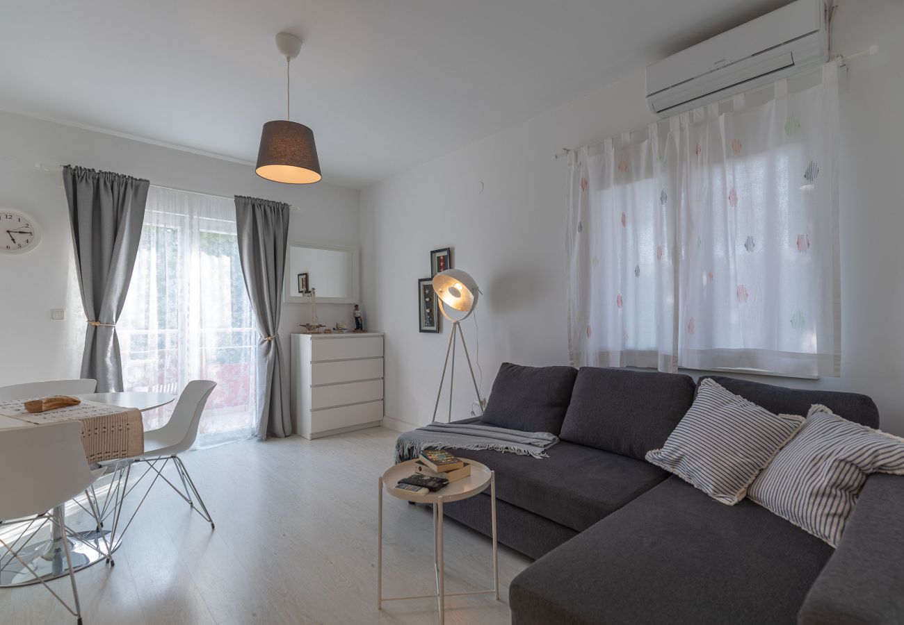 Ferienwohnung in Starigrad - Ferienwohnung Candela 5 direkt am Meer