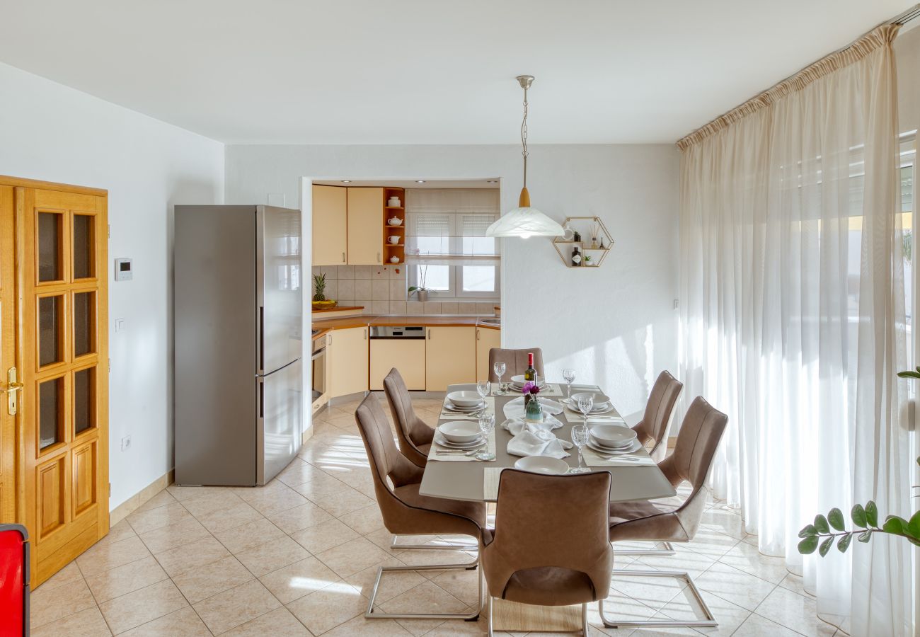 Ferienwohnung in Zadar - Ferienwohnung Keko mit Grillterrasse