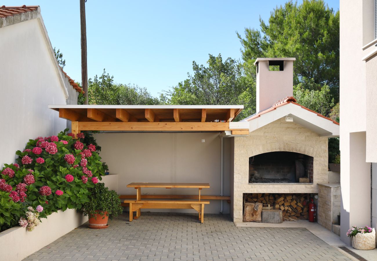 Ferienwohnung in Zadar - Ferienwohnung Keko mit Grillterrasse