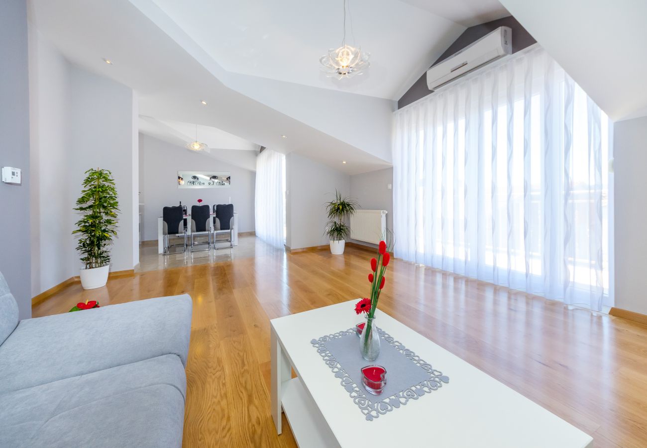 Ferienwohnung in Zadar -  Ferienwohnung Goga 2 mit Gemeinschaftspool