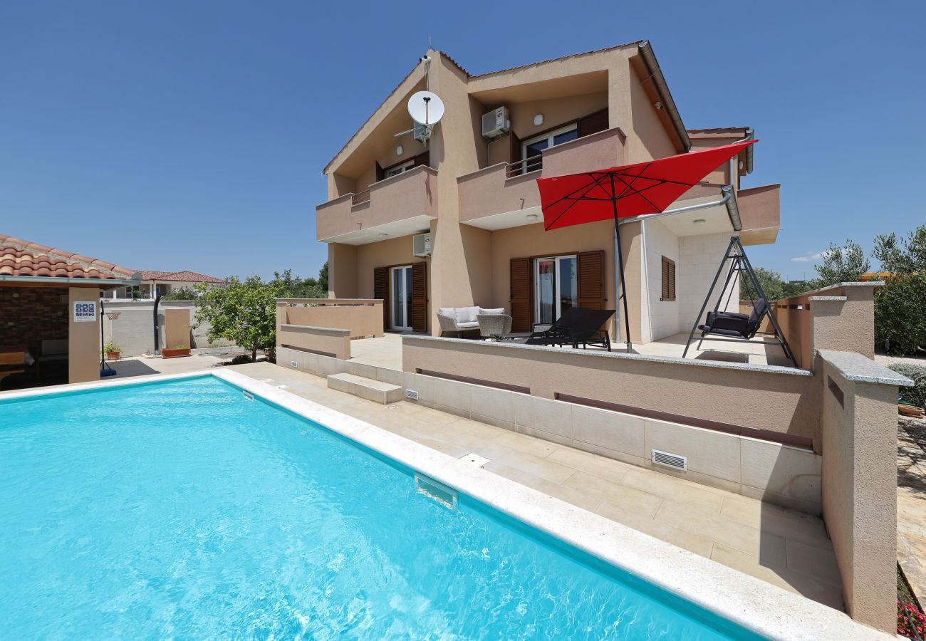 Ferienhaus in Kakma - Ferienhaus Vana mit Pool