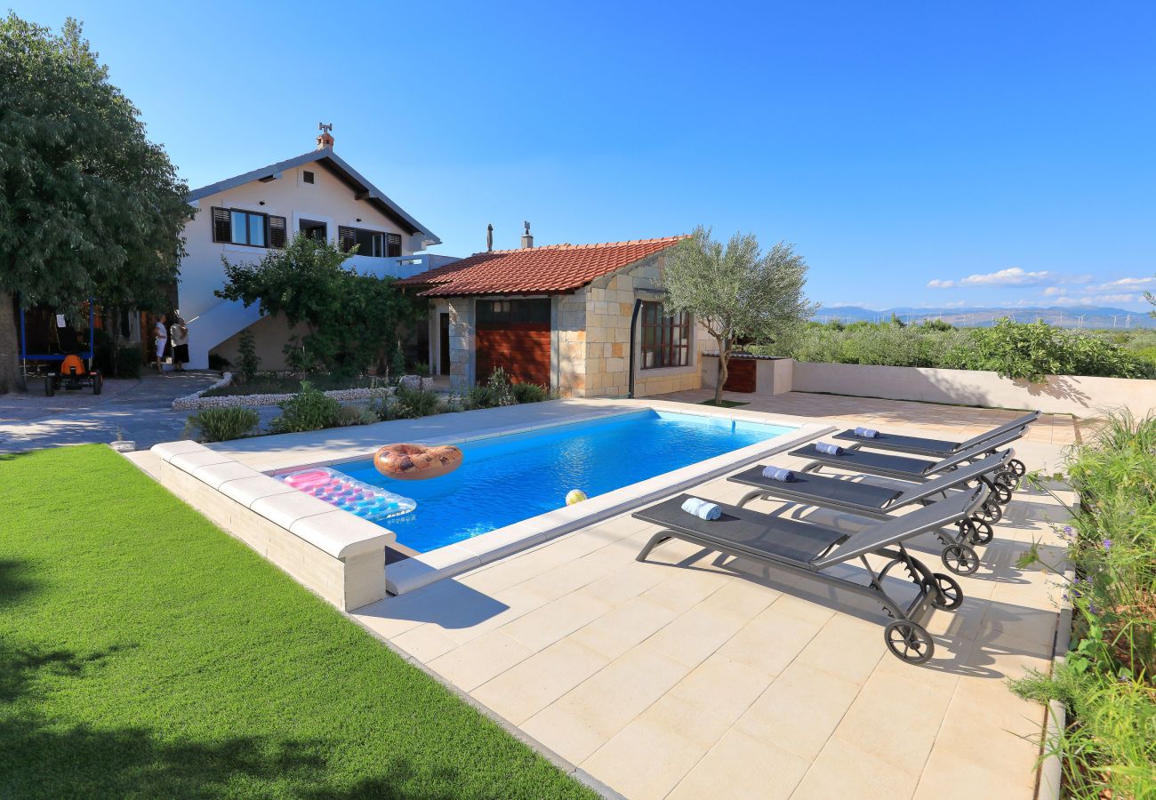 Ferienhaus in Puljane - Ferienhaus Antona mit Privatpool