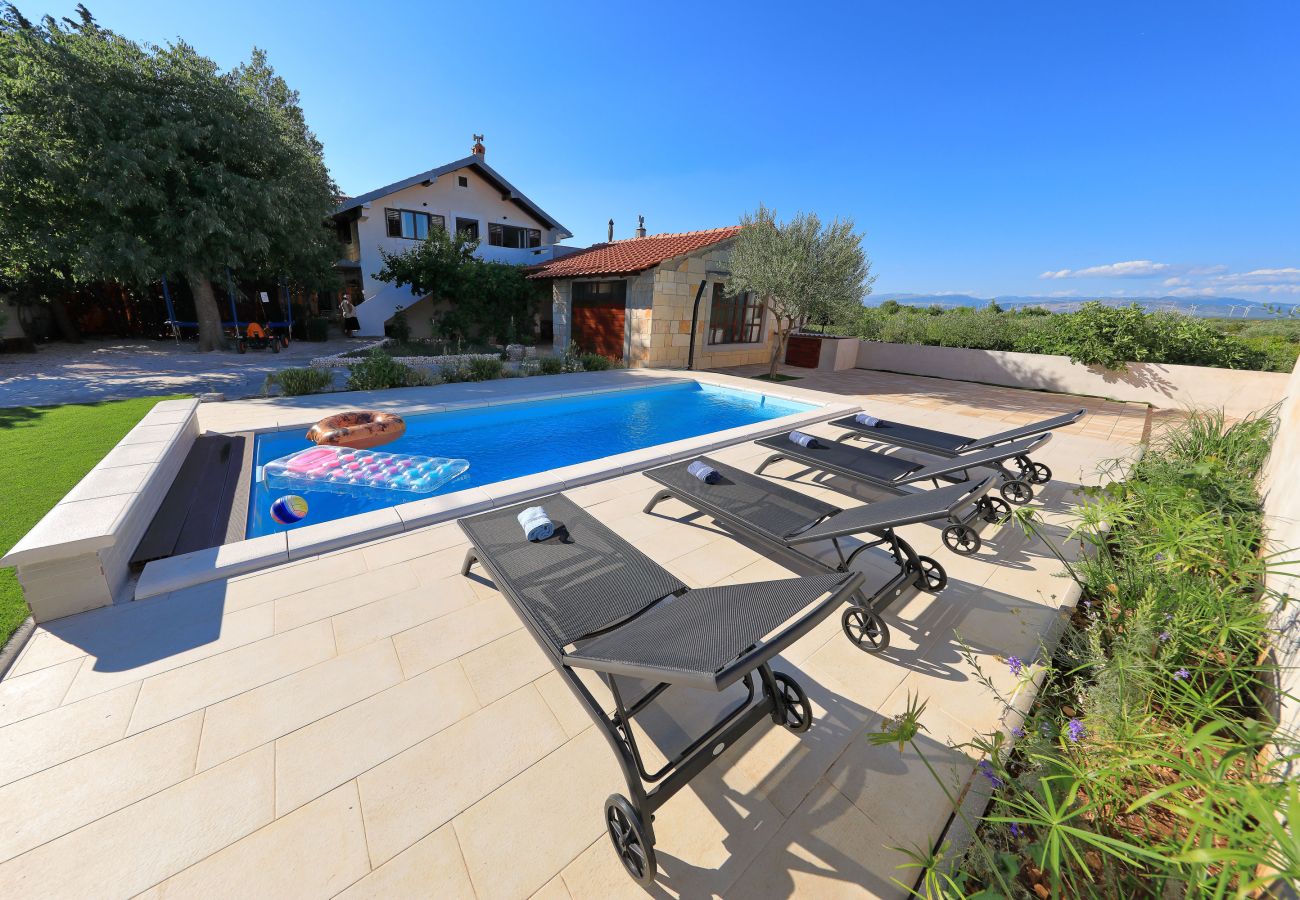 Ferienhaus in Puljane - Ferienhaus Antona mit Privatpool