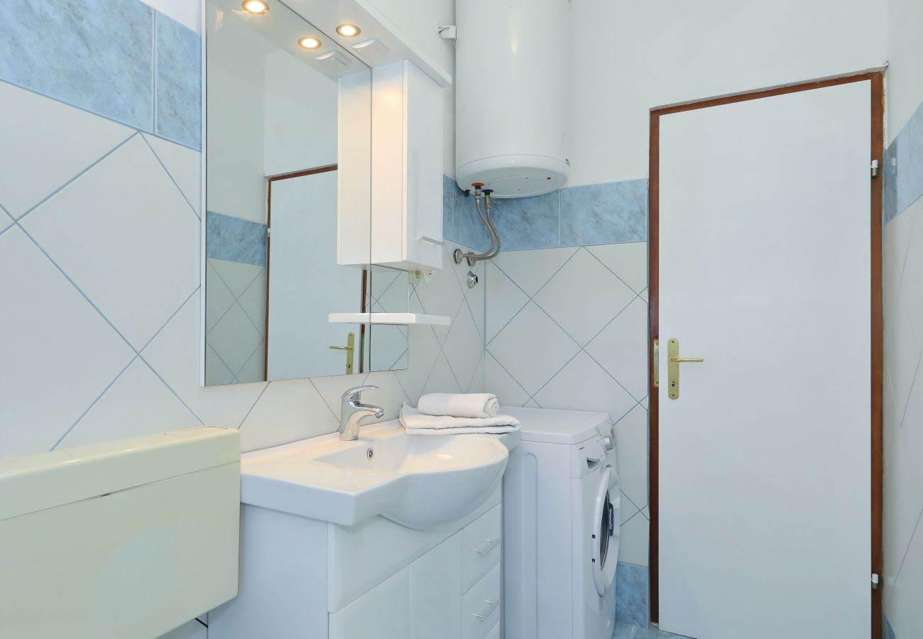 Ferienhaus in Puljane - Ferienhaus Antona mit Privatpool