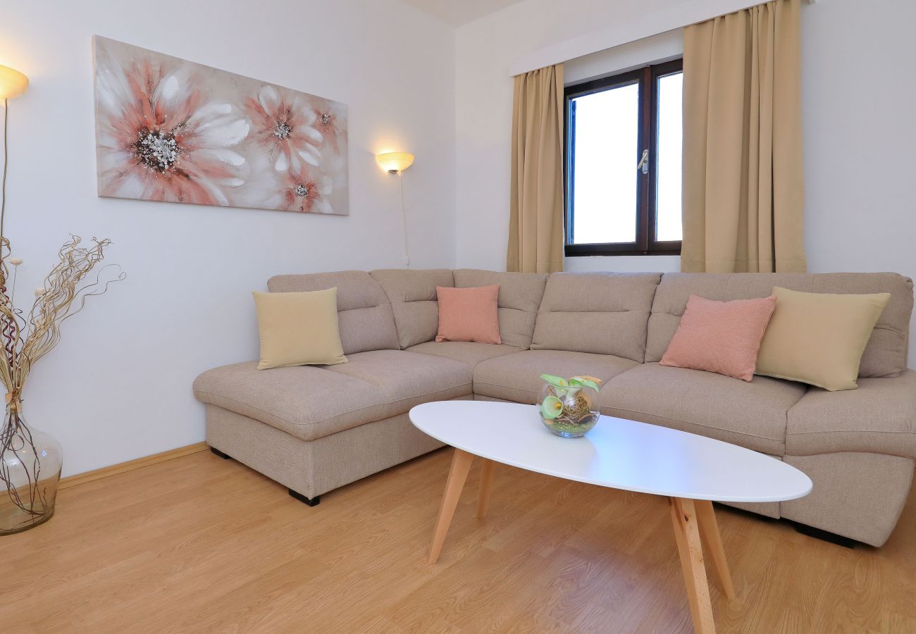 Ferienhaus in Puljane - Ferienhaus Antona mit Privatpool