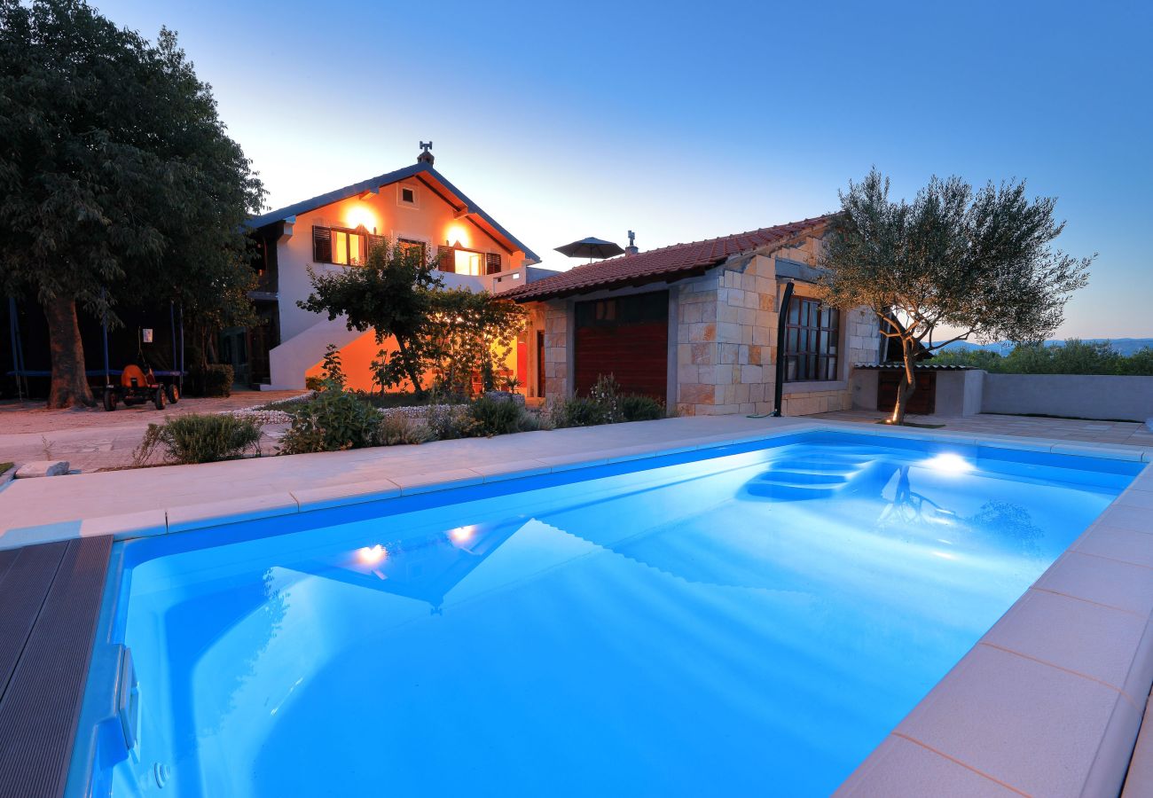 Ferienhaus in Puljane - Ferienhaus Antona mit Privatpool