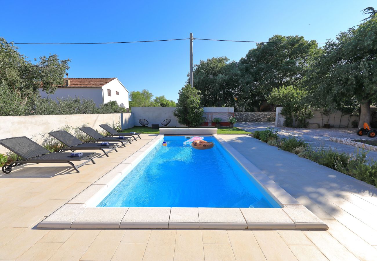 Ferienhaus in Puljane - Ferienhaus Antona mit Privatpool